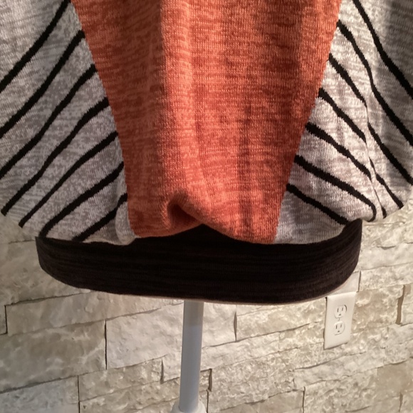 Left on Houston Color-Blocking Sweater - Picture 9 of 11